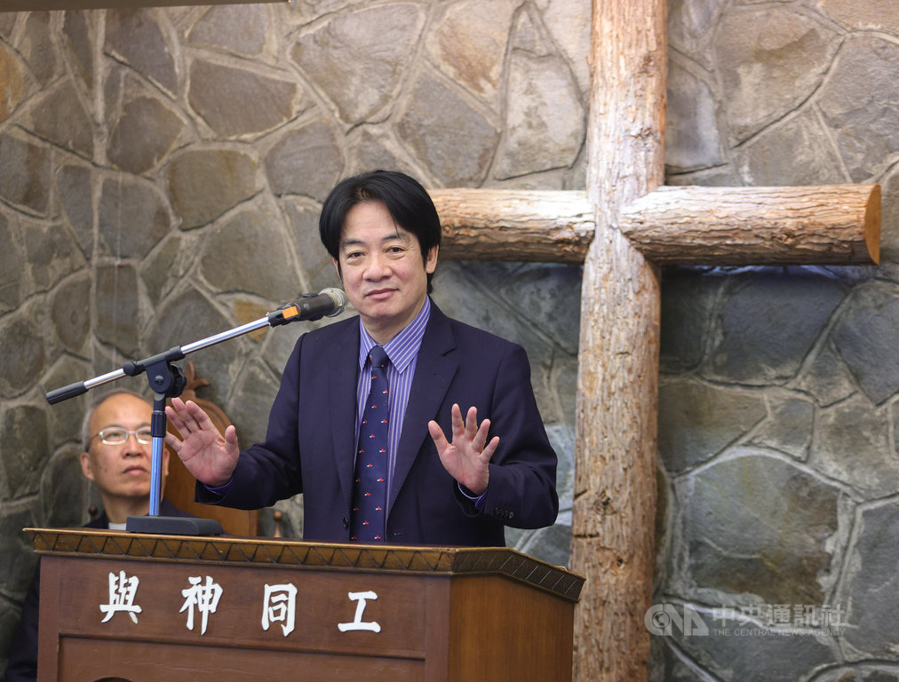 副總統賴清德(前)28日出席二二八事件暨林家祖孫受難2021年追思活動,他致詞表示,他代表總統蔡英文前來義光教會,與大家共同緬懷、追思受難者,並提到台灣要繼續鞏固、深化民主,絕對不能走回頭路。中央社記者謝佳璋攝 110年2月28日