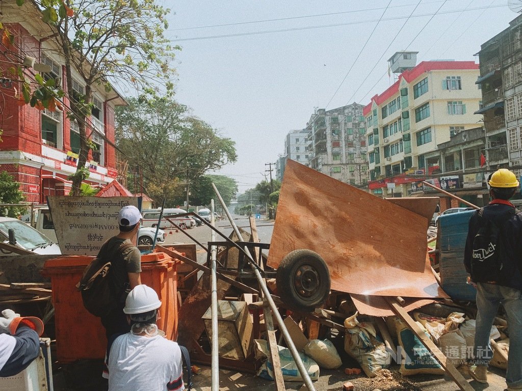 緬甸軍方1日發動政變,第一大城仰光民眾28日持續上街抗議,面臨軍警嚴厲鎮壓,圖為民眾躲在遮蔽物後。(緬甸民眾Karkar提供)中央社記者呂欣憓曼谷傳真 110年2月28日