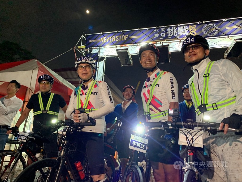 台北市長柯文哲(前右3)28日騎單車挑戰「一日北高」,但因爆胎、疲累等因素行程延誤,比預定時間晚1小時抵達終點高雄市大義國中,現場聚集不少支持者為他加油打氣。中央社記者王淑芬攝 110年2月28日