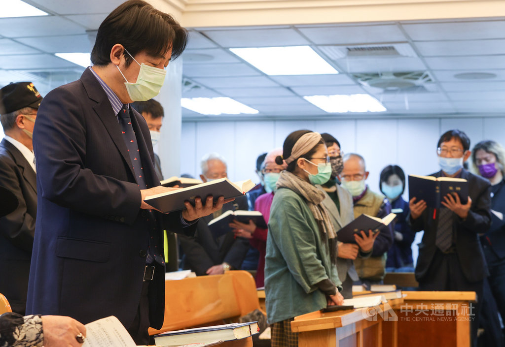 二二八事件暨林家祖孫受難2021年追思活動28日上午在義光教會舉行,副總統賴清德(左)出席參加追思禮拜。中央社記者謝佳璋攝 110年2月28日