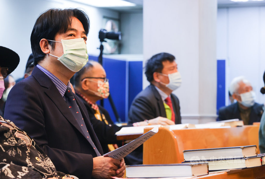 義光教會每年都會舉辦二二八事件暨林家祖孫受難追思禮拜,去年因疫情關係而暫停舉行,今年復辦,副總統賴清德(前)28日上午出席與會。中央社記者謝佳璋攝 110年2月28日