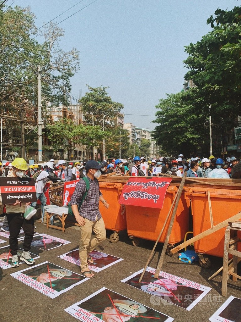 緬甸軍方發動政變,第一大城仰光的民眾28日持續上街抗議。(緬甸民眾Karkar提供)中央社記者呂欣憓曼谷傳真 110年2月28日