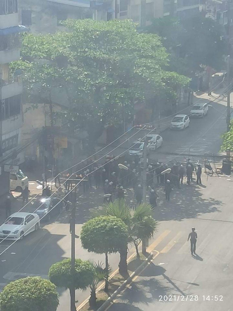 緬甸軍方1日發動政變,第一大城仰光民眾28日上街抗議,卻面臨軍警嚴厲鎮壓,圖為軍警在街上逮捕示威民眾。(緬甸民眾Karkar提供)中央社記者呂欣憓曼谷傳真 110年2月28日