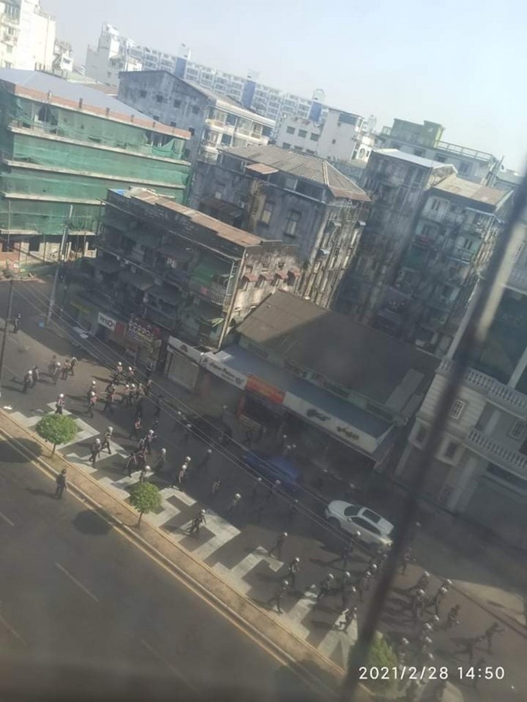 緬甸軍方1日發動政變,第一大城仰光民眾28日上街抗議,卻面臨軍警嚴厲鎮壓,圖為從高處看街上的軍警。(緬甸民眾Karkar提供)中央社記者呂欣憓曼谷傳真 110年2月28日