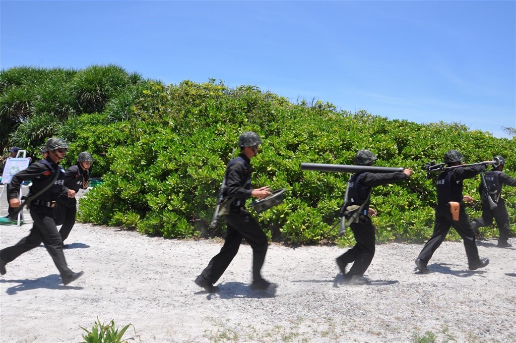 面對共機常態化侵擾台灣西南防空識別區,根據海巡署射擊通報,東沙島1日及9日進行第一季火砲對海實彈射擊。圖為過去東沙島海巡官兵戰備演練情形。(中央社檔案照片)