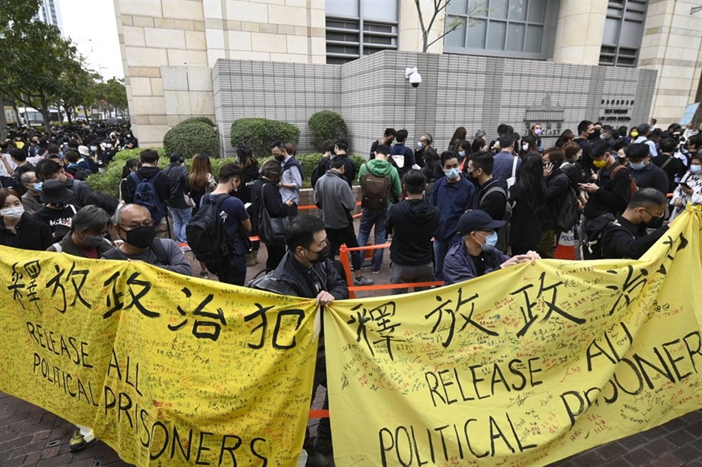 港警依國安法「顛覆國家政權」罪名,起訴前香港大學法律系副教授戴耀廷等47名民主派人士,大批市民1日在西九龍法院審議前聚集場外聲援。(圖取自立場新聞網頁thestandnews.com)