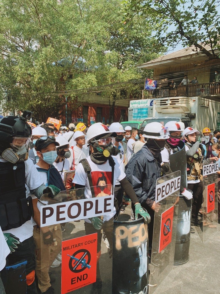 緬甸軍方1日發動政變,第一大城仰光民眾28日持續上街抗議,民眾戴上頭盔手持盾牌自保。(緬甸民眾Karkar提供)中央社記者呂欣憓曼谷傳真 110年2月28日