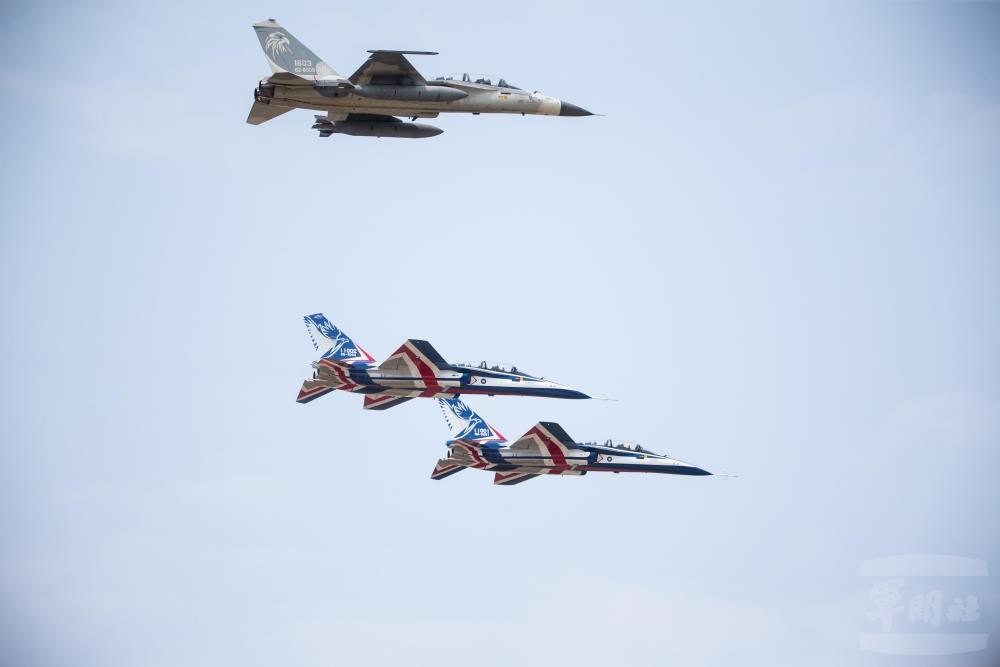 2架國造勇鷹高教機2日同台進行課目演練,空軍IDF經國號戰機(上)擔任觀測機。(軍聞社提供)