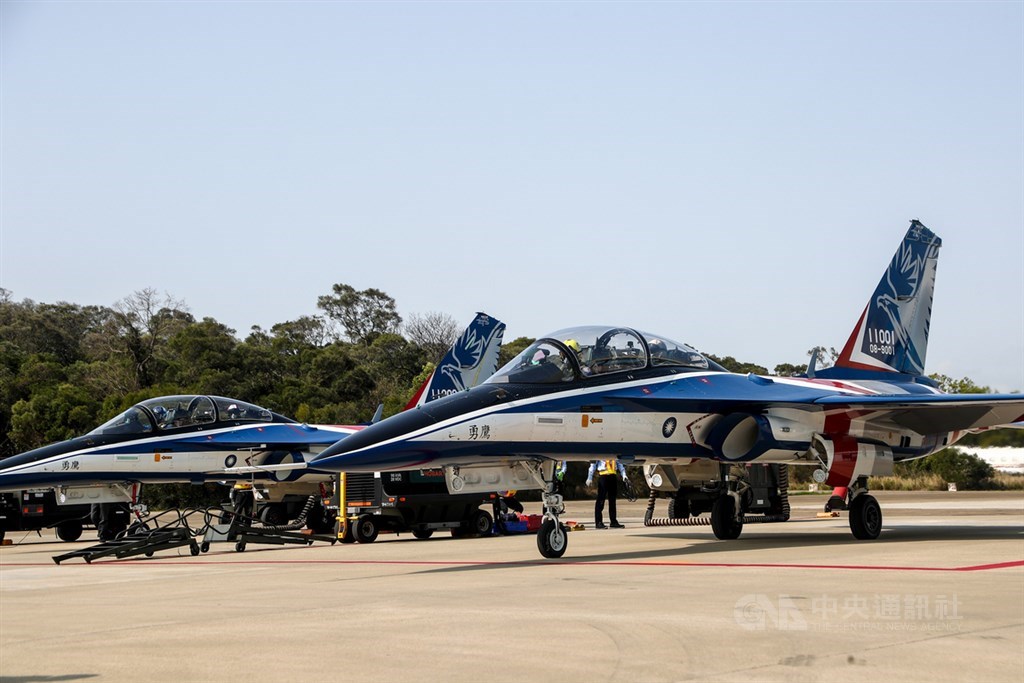 由漢翔研製的2架國造勇鷹高教機(原型機)將交由空軍進行作戰測評。為證明勇鷹性能,漢翔公司2日舉行試飛測試,也是2架勇鷹首次同場亮相。中央社記者王騰毅攝 110年3月2日