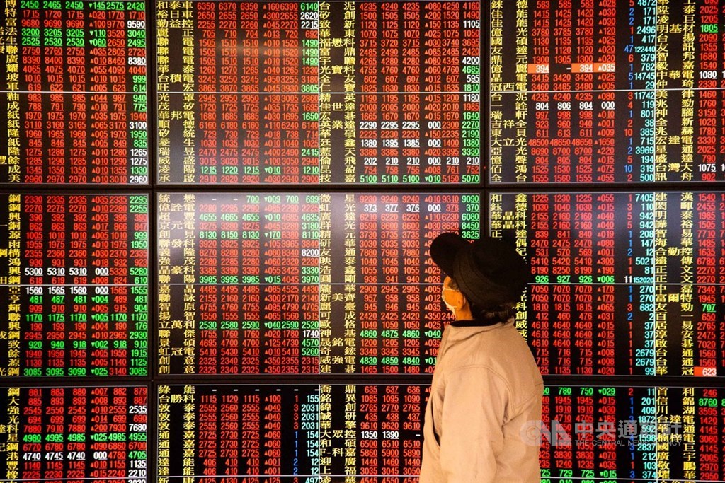 台股2日反彈逾300點,站上16262.91點,台積電勁揚逾2%,重回620元以上。(中央社檔案照片)