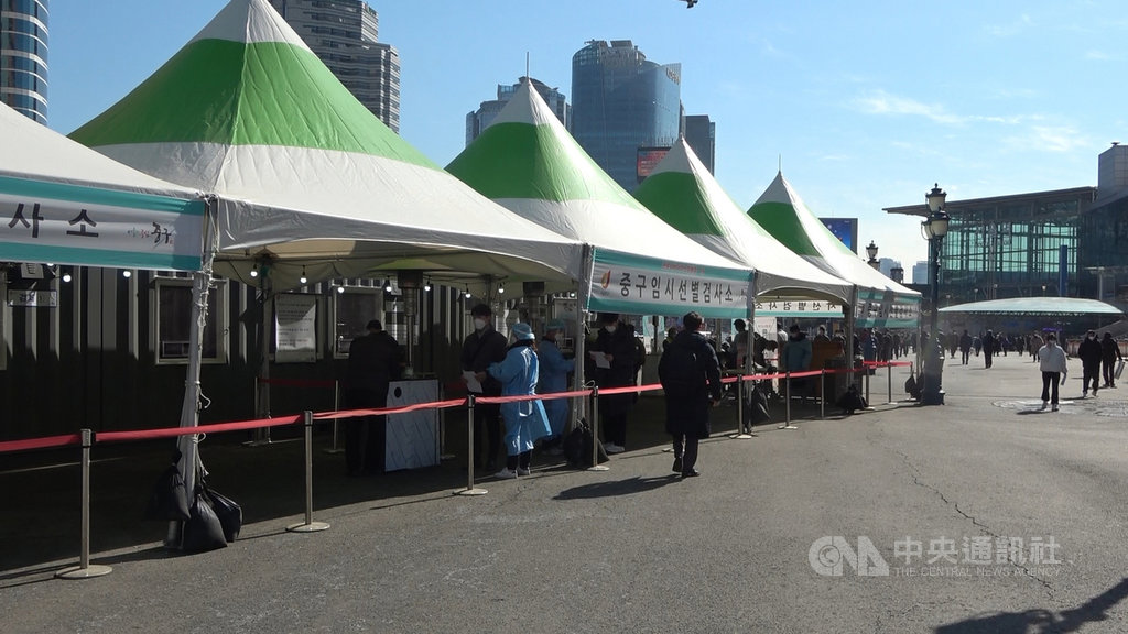 韓國京畿道東豆川市出現大批外籍人士感染2019冠狀病毒疾病（COVID-19），因此當局對登錄在該市居住的外籍人士全面篩檢。圖為首爾市臨時採檢所。中央社記者廖禹揚首爾攝 110年3月2日