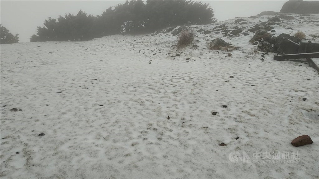 由於南方水氣通過,加上溫度達降雪門檻,中央氣象局3日上午7時05分發布玉山降雪訊息。 (氣象局提供) 中央社記者張雄風傳真 110年3月3日