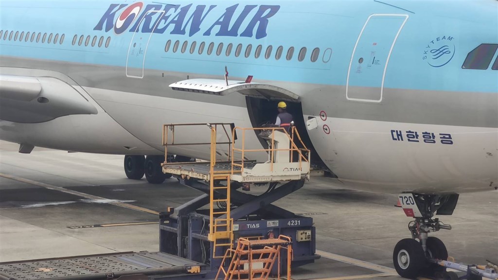 機場相關人士指出,AZ疫苗由大韓航空在3日上午運抵台灣桃園機場。(讀者提供)