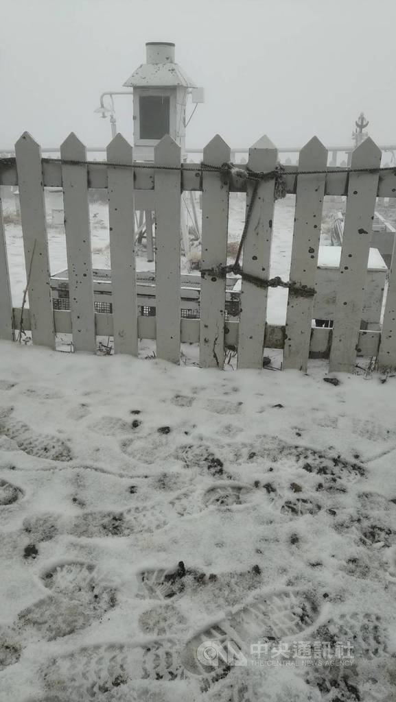 由於南方水氣通過,加上溫度達降雪門檻,玉山3日清晨飄下3月雪;但水氣很快就會通過,預估降雪大概只會持續到上午9時。(氣象局提供)中央社記者張雄風傳真 110年3月3日