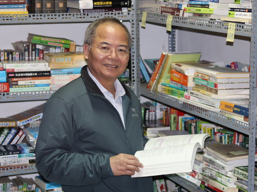 越南台商賴宏南喜歡讀書，在越南的書房共有2000多本藏書，即使工作再忙，每天都會花3小時左右看書。他說，採種業在實務上遇到的所有問題都可以在書上找到答案，對事業經營很有幫助。中央社記者陳家倫大叻攝 110年3月6日