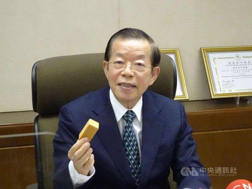 駐日代表謝長廷8日與駐日的台媒茶敘時表示,台灣鳳梨等水果要有長期規劃,因台灣小農多,無法一下子大量供貨,盛產期應考慮做農產加工等增加附加價值。中央社記者楊明珠東京攝 110年3月8日