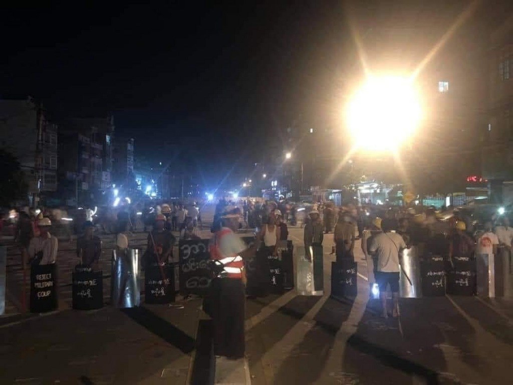 緬甸軍警8日深夜以大批人力包圍仰光三橋區,逐戶搜查民宅以逮捕抗議示威人士,仰光其餘地區的民眾無懼宵禁命令,紛紛湧上街頭,表達對軍警行動的不滿。(緬甸民眾提供)中央社記者呂欣憓曼谷傳真 110年3月9日