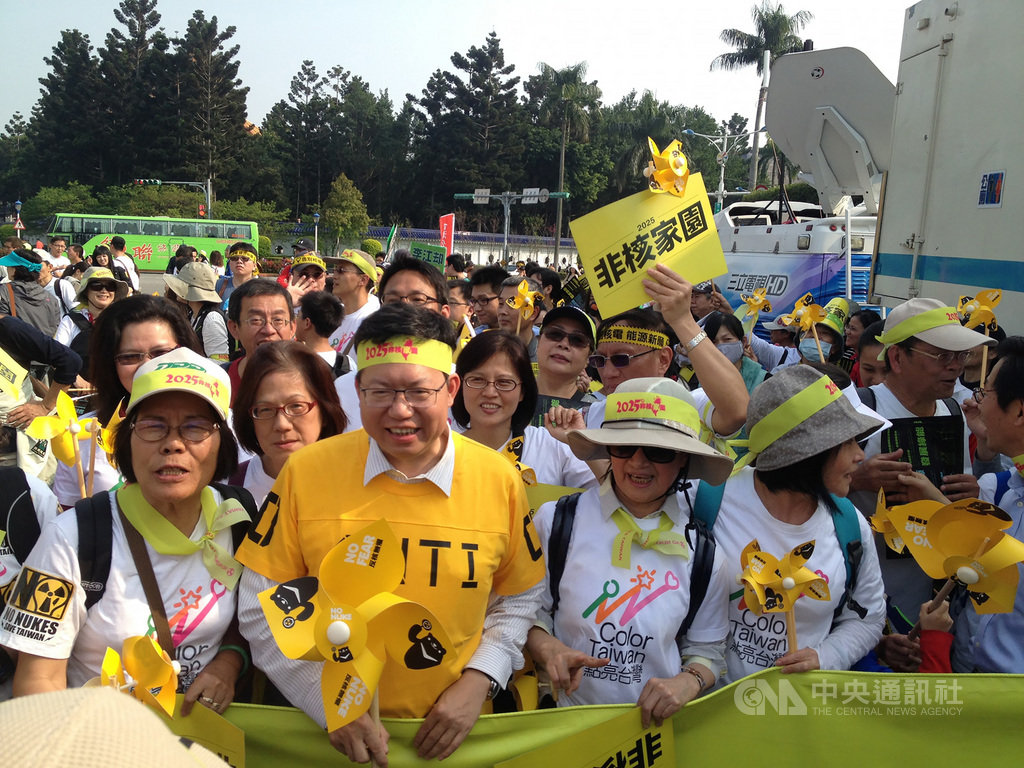 桃園市長鄭文燦(前左2)11日表示,台灣正在能源轉型關鍵時刻,距離非核家園理想只差最後一步,「我是鄭文燦,我反核」,呼籲民眾攜手實現非核家園。圖為鄭文燦2015年3月14日與民眾一同參與反核大遊行。(桃園市政府提供)中央社記者葉臻傳真 110年3月11日