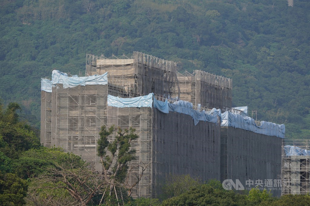 行政院會11日通過「房地合一」所得稅法修正草案,財政部長蘇建榮指出,修法主要是針對短期炒作,希望藉此抑制蠢蠢欲動的房價,讓房地產更健全,落實居住正義核心價值。中央社記者徐肇昌攝 110年3月11日