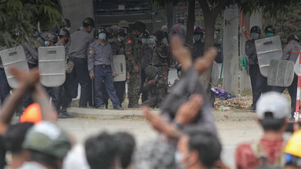 國際特赦組織指控緬甸軍方對抗議民眾使用致命武力,並表示許多被紀錄的示威者死亡形同法外處決。(圖取自Amnesty International YouTube頻道網頁youtube.com)