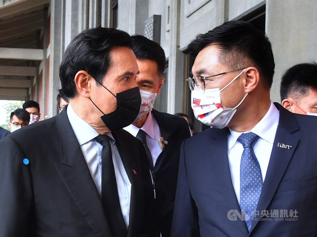 國民黨主席江啟臣(右)12日上午率黨務主管,與前總統馬英九(左)等人到國父紀念館出席國父孫中山逝世96週年紀念活動。中央社記者王飛華攝 110年3月12日