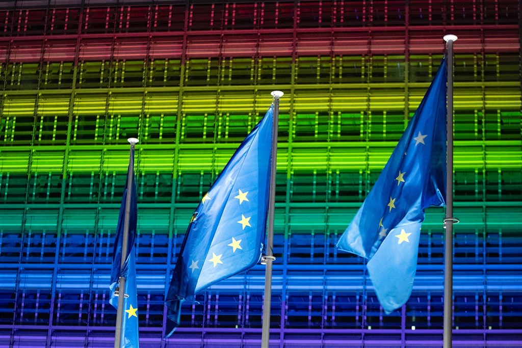 歐洲議會11日宣布歐盟為「LGBTIQ自由區」。(圖取自twitter.com/vonderleyen)