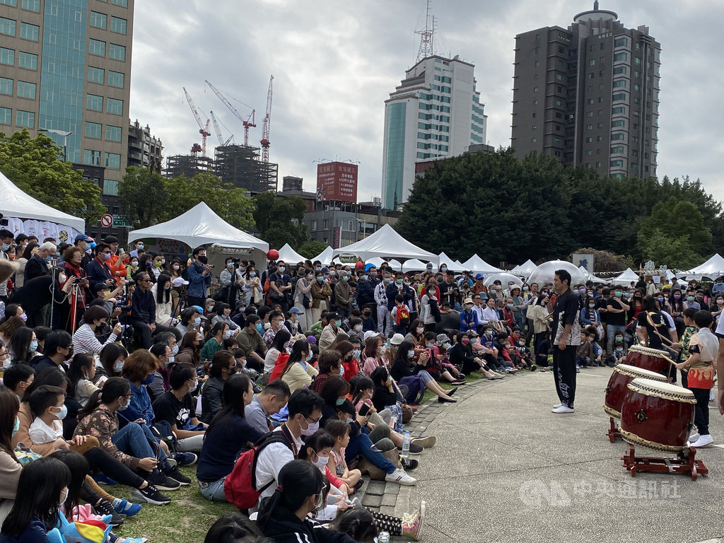 為期兩天的「日台之心音樂會市集」活動13日在華山1914文化創意產業園區舉辦,大批民眾於台前聚集,準備觀賞太鼓表演。中央社記者鍾佑貞攝 110年3月13日