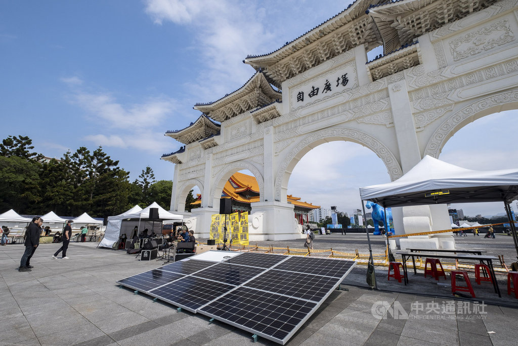 反核團體13日在自由廣場舉辦「福島十年,告別核電」音樂會市集,活動全程使用太陽能發電板,邀請支持廢核、能源轉型的團體加入共同倡議理念,提醒人們勿忘福島、省思核電真實代價,盼早日告別核電。(全國廢核行動平台提供)中央社記者吳欣紜傳真 110年3月13日