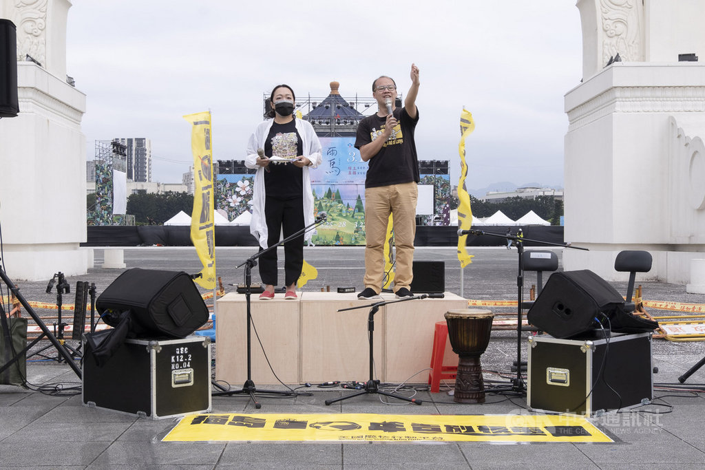 全國廢核行動平台13日在台北自由廣場舉辦「福島十年,告別核電」音樂會市集,盼藉活動提醒人們勿忘福島、省思核電真實代價;早日告別核電,拒絕核災威脅。(全國廢核行動平台提供)中央社記者吳欣紜傳真 110年3月13日