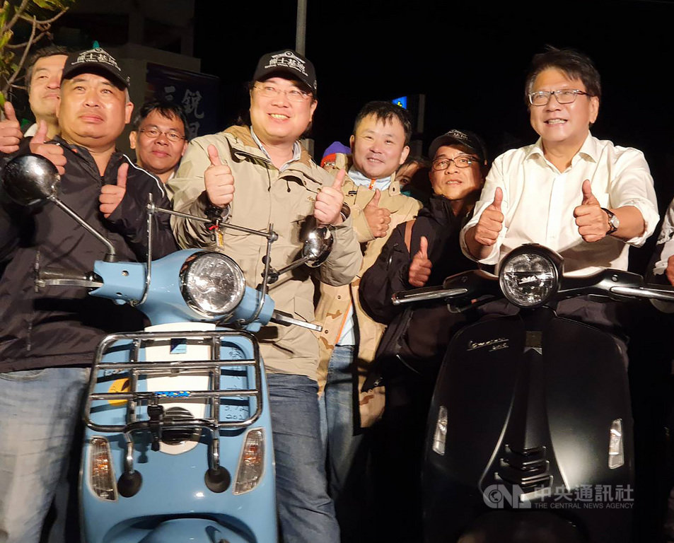 基隆市長林右昌(前左2)挑戰「24小時不斷電台灣縱走切西瓜」行程,13日晚間近8時30分順利抵達終點屏東墾丁,屏東縣長潘孟安(右)也現身迎接。中央社記者郭芷瑄攝 110年3月13日