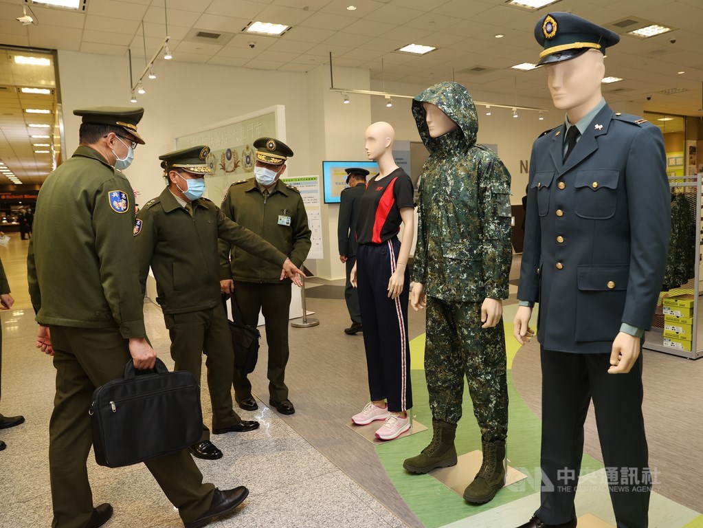 國軍與全聯、嘉裕西服合作推動軍用衣物撥補革新,首座結合陸海空三軍的服裝供售站,15日在國防部旁大直福利站開幕,國軍官兵參觀賣場。中央社記者鄭傑文攝 110年3月15日