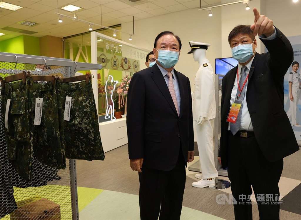 國防部國軍服裝供售站-大直門市15日舉行開幕典禮,全聯董事長林敏雄(前左)參觀賣場。中央社記者鄭傑文攝 110年3月15日