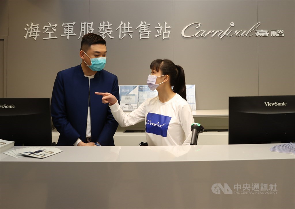 國軍與全聯、嘉裕西服合作推動軍用衣物撥補革新,首座結合陸海空三軍的服裝供售站,15日在國防部旁大直福利站開幕,國防部指出,將陸續在全台設置15店面,也可透過手機APP下單取貨。中央社記者鄭傑文攝 110年3月15日