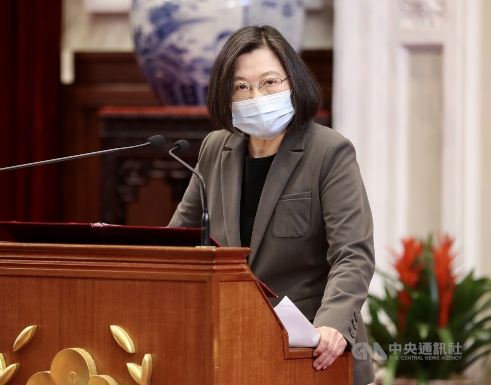 總統府15日說,總統蔡英文(圖)關心麥寮電廠能否「以燃氣代替燃煤」,響應政府能源轉型政策,但與第三接收站案無關。(中央社檔案照片)
