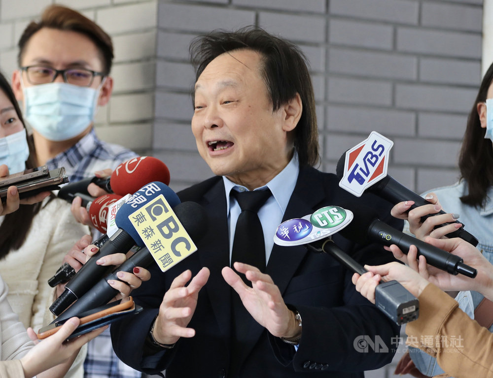 民進黨立委高嘉瑜表示,對於2022台北市長選戰,她在黨務座談提出,如果民進黨不是派出最優秀的陳時中,「也可以出奇招」,尤其是最近台北市議員王世堅(中)也被點名;王世堅會後受訪說:「我驚呆了。」中央社記者張皓安攝 110年3月16日