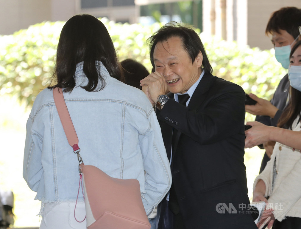 民進黨立委高嘉瑜16日在黨務座談提出,可出奇招推舉台北市議員王世堅(左2)選台北市長。王世堅會後表示,參選市長對他的能量而言太沉重了。民進黨已儲備很多好人選,像衛福部長陳時中、台北市黨部主委吳怡農、內政部長徐國勇、基隆市長林右昌等,都是很好的人選。中央社記者張皓安攝 110年3月16日