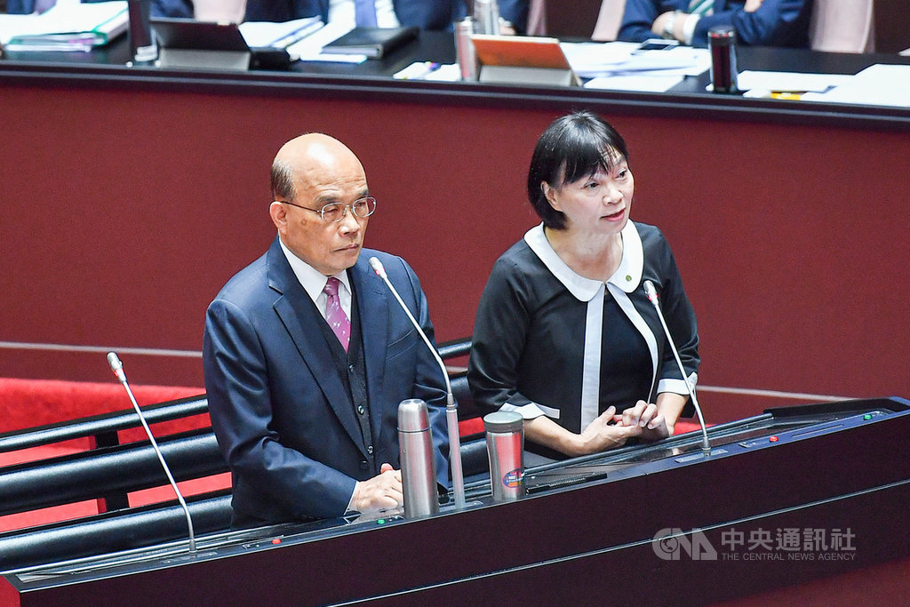 行政院長蘇貞昌(左)16日在立院表示,「我們都站在歷史的舞台上」,應多支持促轉會、讓其延續,並且任務要更充實,從規畫到執行都要。促轉會主委楊翠(右)則表示,促轉會從一開始無法進到立院向全民做轉型正義報告,到今天可以進來,她非常感動。中央社記者鄭清元攝 110年3月16日