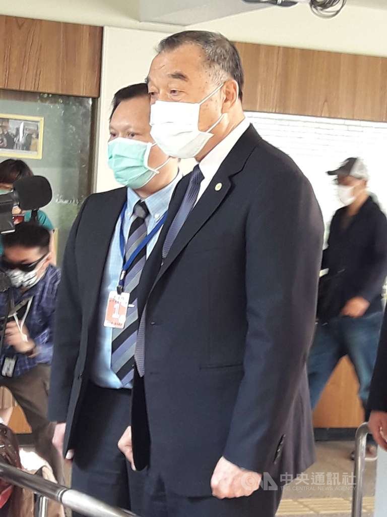 國防部長邱國正(前)16日在立法院回應媒體詢問時證實,潛艦國造紅區裝備美方輸出許可都已獲得。中央社記者范正祥攝 110年3月16日