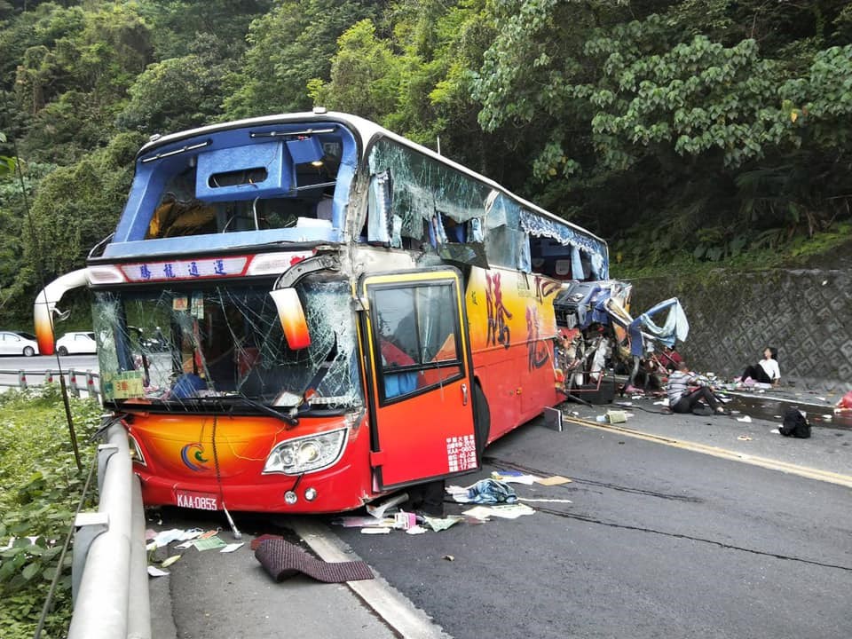 台9線蘇花公路約115公里處16日下午一輛遊覽車撞山壁,造成6死39傷。(圖取自facebook.com/205903292812064)