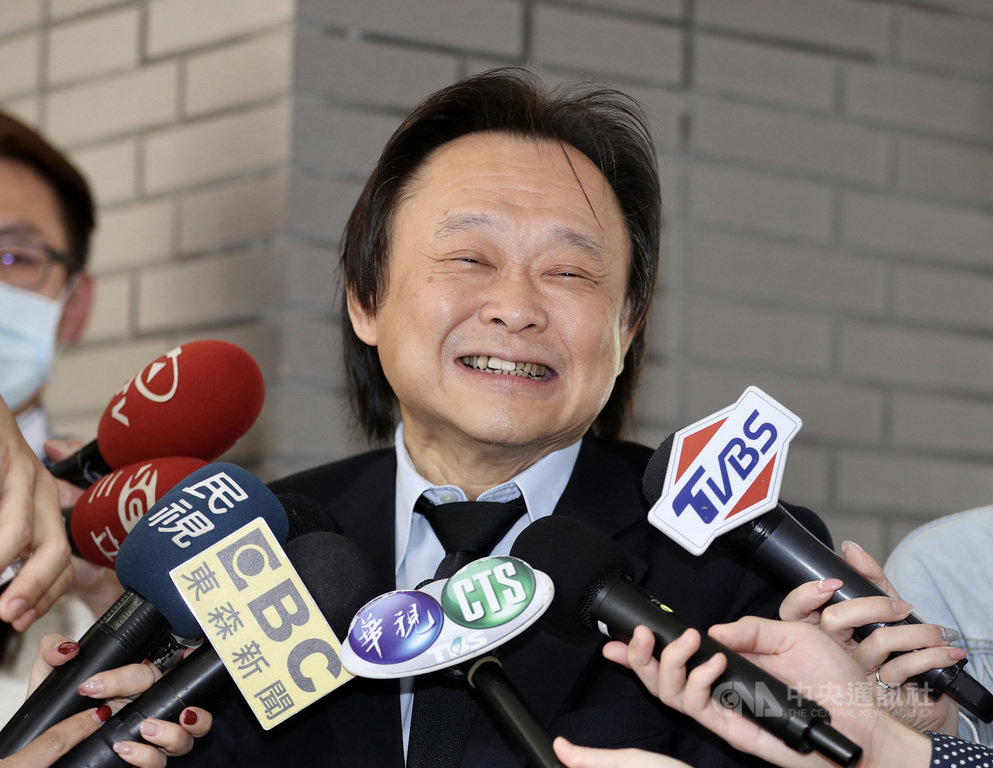 民進黨籍台北市議員王世堅(圖)16日在黨務座談後受訪指出,黨主席蔡英文看到台北市黨部主委吳怡農介紹他到場,對他說「世堅啊,剛才高嘉瑜推薦你參選台北市長」;他回答說:「高嘉瑜最近比較少唱歌,她開始練笑話了。」中央社記者張皓安攝 110年3月16日