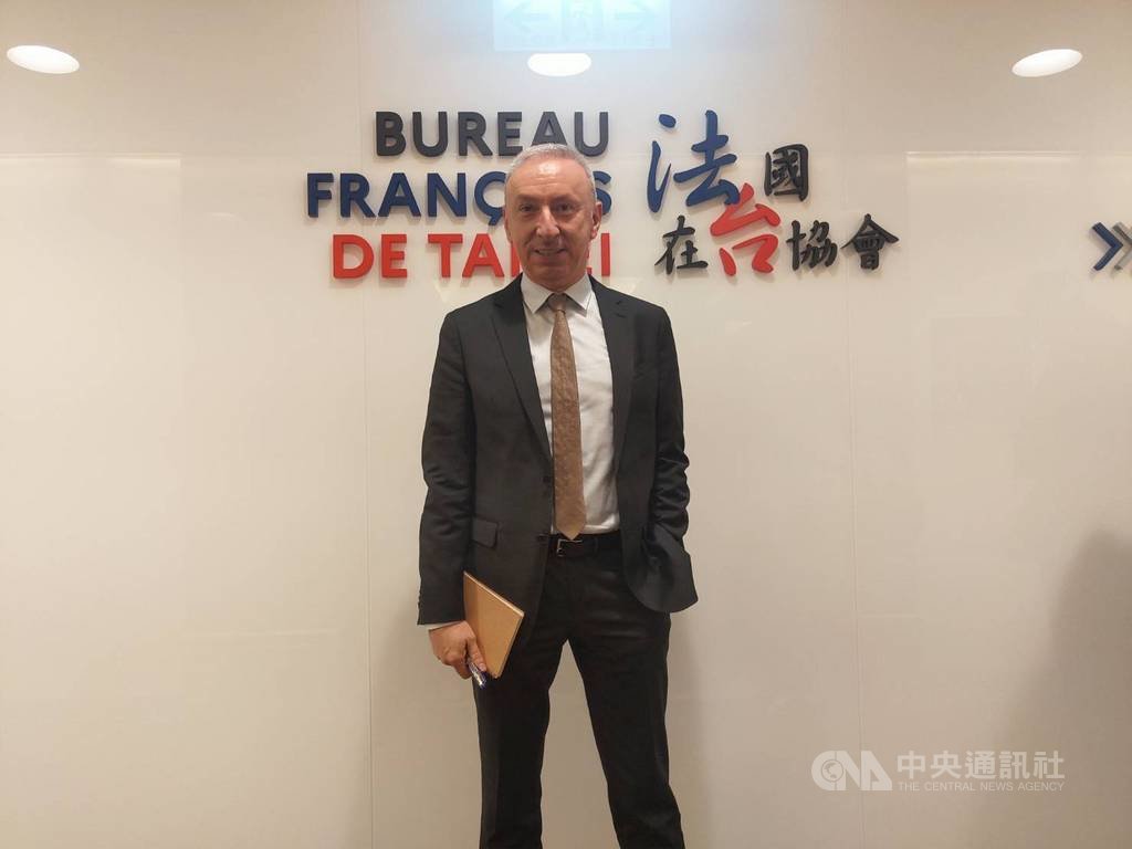 中國駐法大使致函法國參議院友台小組主席李察(Alain Richard),要求他取消訪台團。法國在台協會主任公孫孟(圖)17日表示,李察有天一定會來。中央社記者林行健攝 110年3月17日