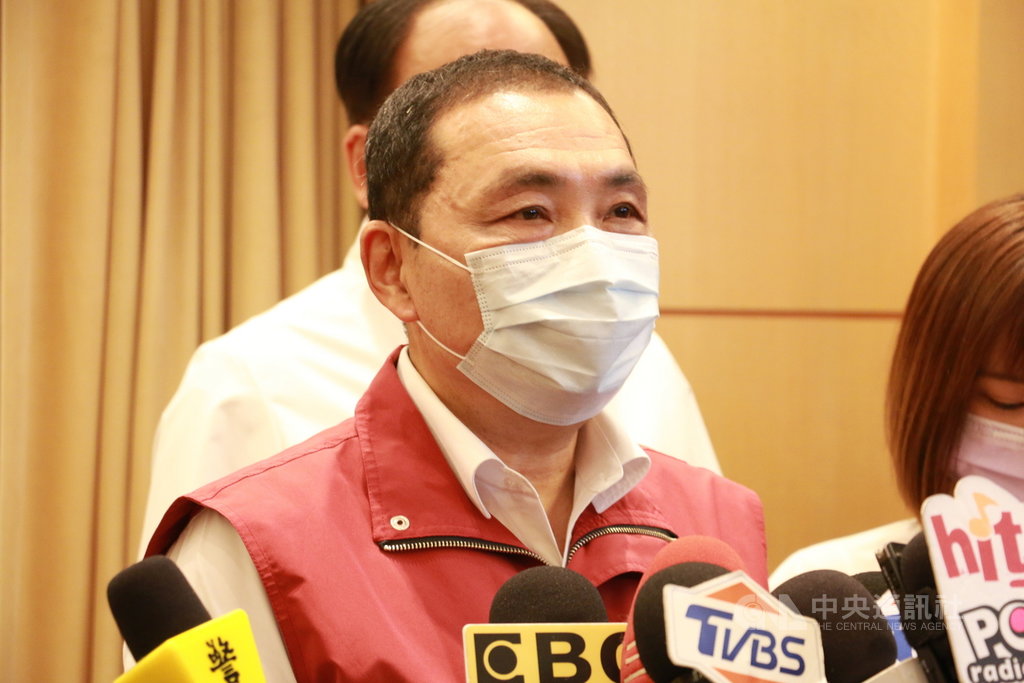 針對重啟核四議題,新北市長侯友宜(前)17日在市政會議後受訪表示,未來核廢料何去何從,中央應該說清楚作法,讓新北市也與中央共同面對核廢料的問題。中央社記者黃旭昇新北攝 110年3月17日