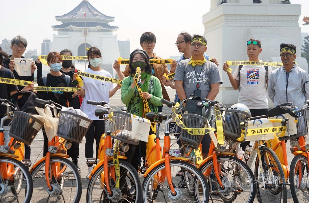西藏台灣人權連線等民間團體17日發起「為李明哲而騎」活動,上午騎自行車從台北市文山社區大學出發,最後抵達自由廣場,以行動聲援被中國政府關押近4年的台灣非政府組織工作者李明哲、捍衛言論自由。中央社實習記者周怡楨攝 110年3月17日