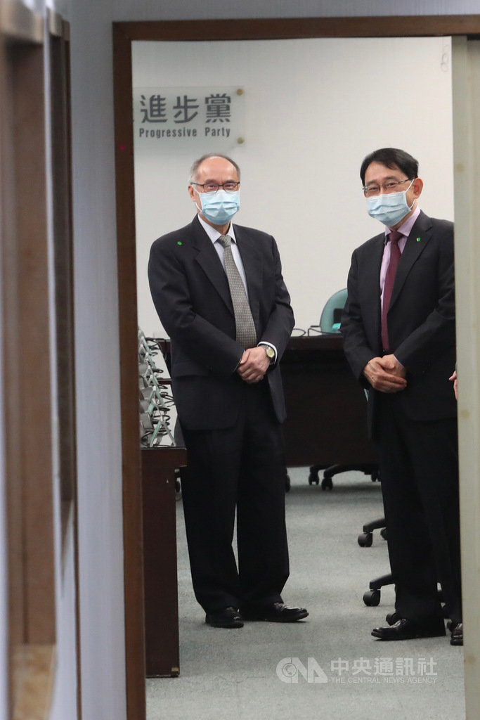 民進黨17日下午召開中常會,國家衛生研究院長梁賡義(左)以「精準醫療/健康發展:5G之角色」進行專案報告。中央社記者吳家昇攝 110年3月17日