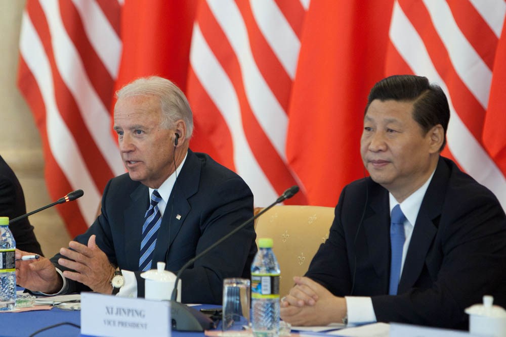 拜登(左)仍是副總統、習近平(右)則固權準備接班之際,兩人在美中兩地數次會面,並對外保證兩國不必然要走向衝突。圖為2011年8月19日兩人在北京會面。(圖取自白宮網頁whitehouse.gov)