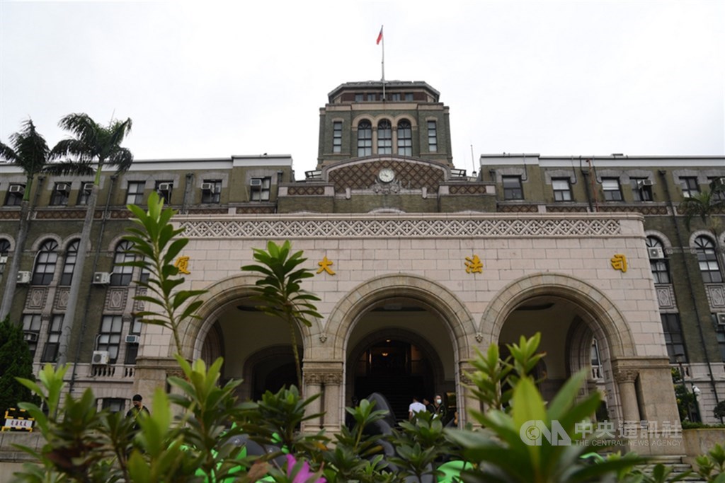 司法院7日公布翁茂鍾案第二波報告,認定26名法官、1名前任大法官有違失;法務部則認定4名檢察官及10名調查官有違失,包含前法務部長曾勇夫。圖為司法院大樓。(中央社檔案照片)