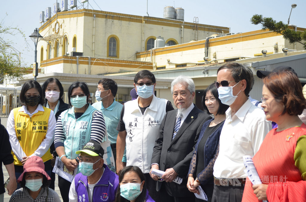 嘉義市各界18日在嘉義火車站前廣場追思二二八事件在此被槍決者,受難者潘木枝兒子潘英仁(站者,右4)重返事件現場追思父親,他說元凶銅像仍在台灣被崇拜,所以二二八無法走入歷史。中央社記者蔡智明攝 110年3月18日
