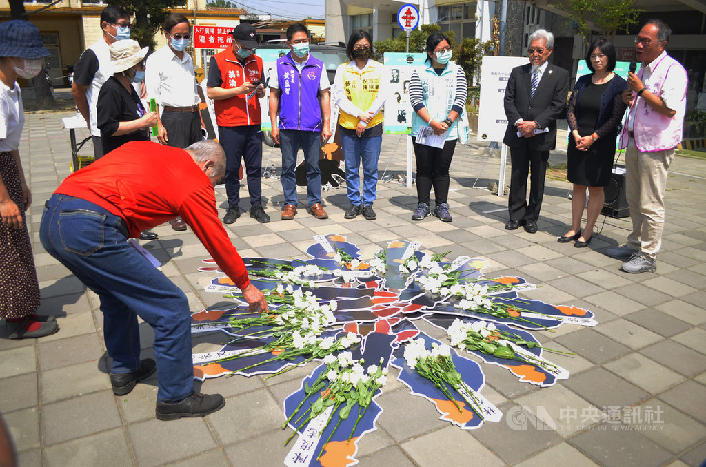 嘉義市各界18日在嘉義火車站前廣場追思二二八事件在此被槍決者,放置白色鮮花追思先烈。中央社記者蔡智明攝 110年3月18日
