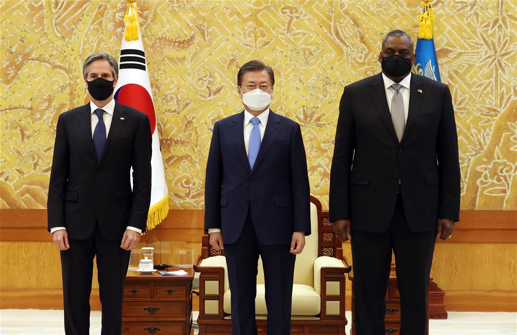 美國國務卿布林肯(左)、國防部長奧斯汀(右)18日下午拜會韓國總統文在寅(中)時表示,美方對韓美同盟關係的信賴「固若金湯」。(韓聯社)