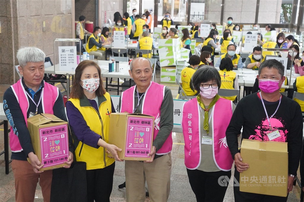 環保團體18日將藻礁公投連署書正式送件,共70萬3504 份的公投連署書,用4輛貨車送往中選會,工作人員將一箱一箱的連署書搬進中選會。珍愛藻礁公投連署領銜人潘忠政(前中)等人將連署書送交中選會人員。中央社記者徐肇昌攝 110年3月18日